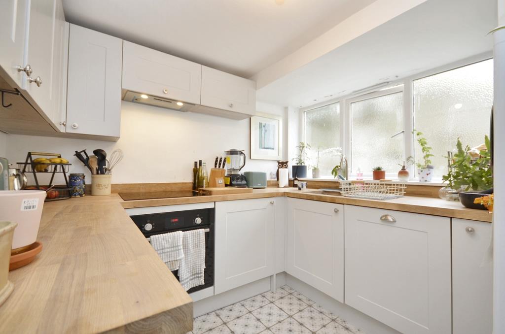 Lot: 53 - CHARACTER TERRACED TWO-BEDROOM COTTAGE - Kitchen